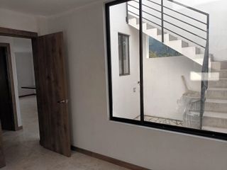 En venta CASA DE 3 DORMITORIOS 98 m2, Nayon, clima ideal, por estrenar, terraza