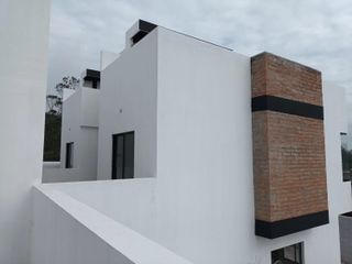 En venta CASA DE 3 DORMITORIOS 98 m2, Nayon, clima ideal, por estrenar, terraza