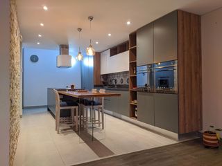 EXCEPCIONAL CASA REMODELADA EN VENTA | 4 HABITACIONES, 6 BAÑOS, 2 OFICINAS, 3 GARAJES, 2 BALCONES, ESTUDIO, TERRAZA, GYM | NIZA - LAS VILLAS - SUBA - BOGOTÁ.
