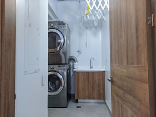 EXCEPCIONAL CASA REMODELADA EN VENTA | 4 HABITACIONES, 6 BAÑOS, 2 OFICINAS, 3 GARAJES, 2 BALCONES, ESTUDIO, TERRAZA, GYM | NIZA - LAS VILLAS - SUBA - BOGOTÁ.