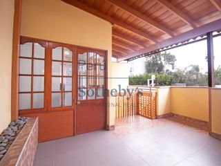 Casa con excelente ubicación en Urbanización Santa Teresa en Chacarilla.