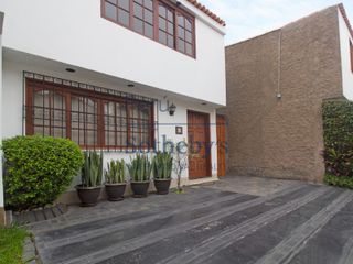 Casa con excelente ubicación en Urbanización Santa Teresa en Chacarilla.