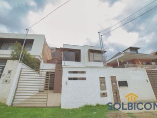 Hermosa casa con habitación en la planta baja