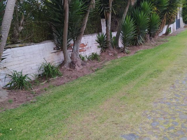Lote amplio en Urbanizacion con seguridad en Puembo, a dos cuadras Highlands School