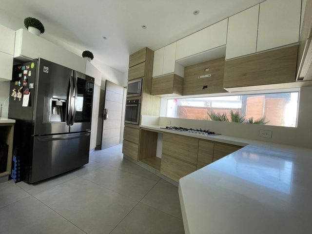 EN ALQUILER PRECIOSA Y MODERNA CASA LLENA DE DETALLES EN BRISAS DE VILLA