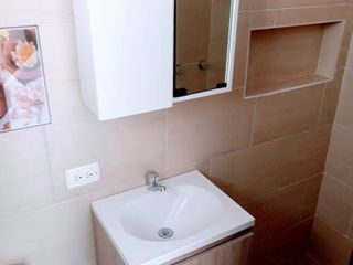 SE VENDE REMODELADA CASA FAMILIAR. 80 M2.