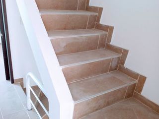 SE VENDE REMODELADA CASA FAMILIAR. 80 M2.