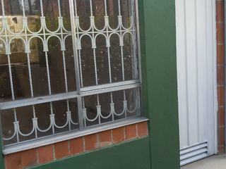SE VENDE REMODELADA CASA FAMILIAR. 80 M2.