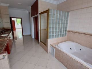 Samborondon, Se renta hermosa casa 4 dormitorios con jacuzzi y piscina