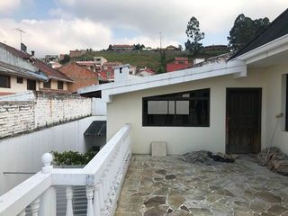 Amplia casa ideal para institución sector El Punto Av. de las Américas $550.000dlrs.