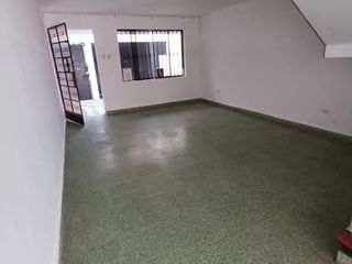 Casa de 03 Pisos Frente a Parque Los Héroes - Zona D - San Juan de Miraflores