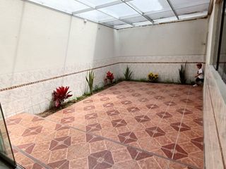 Casa de 03 Pisos Frente a Parque Los Héroes - Zona D - San Juan de Miraflores