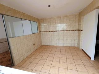 Casa de 03 Pisos Frente a Parque Los Héroes - Zona D - San Juan de Miraflores