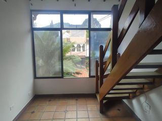 Casa con tres apartamentos totalmente  independientes.