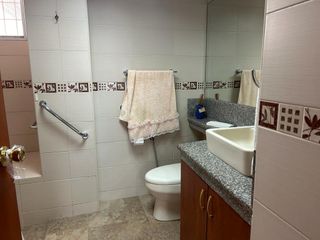 VENTA DE AMPLIA CASA EN URDESA SOBRE AVENIDA