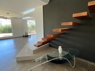 Exclusiva y Moderna casa Nayón $2.100 incl.alícuota con entorno natural-moderno