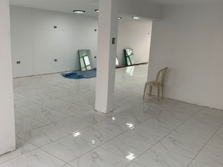 Vendo local comercial de 450 m2 DE ESTRENO ideal para cualquier tipo de negocio.