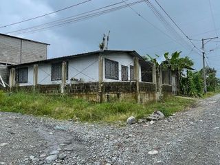 rento casa frente al KFC a unos 200 metros de la via Quito
