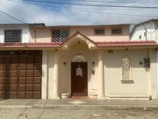 Foto 1 de VENTA DE CASA DE 2 PISOS SAMANES 6 NORTE GUAYAQUIL