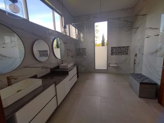 Foto 30 de New, Modern One Level Home With Lake and Many Extras - Top Community Llanogrande