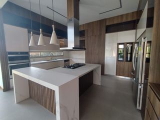 Foto 12 de New, Modern One Level Home With Lake and Many Extras - Top Community Llanogrande
