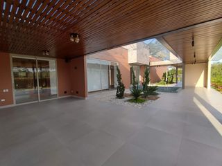 Foto 17 de New, Modern One Level Home With Lake and Many Extras - Top Community Llanogrande