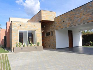 Foto 1 de New, Modern One Level Home With Lake and Many Extras - Top Community Llanogrande
