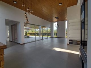 Foto 9 de New, Modern One Level Home With Lake and Many Extras - Top Community Llanogrande