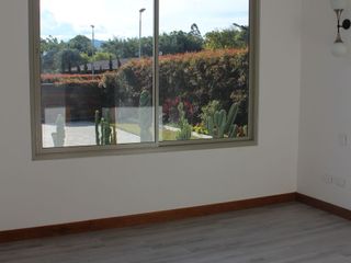 Foto 3 de New, Modern One Level Home With Lake and Many Extras - Top Community Llanogrande