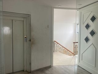 Vendo/Alquiler amplia oficina comercial en La Bahia centro de Guayaquil