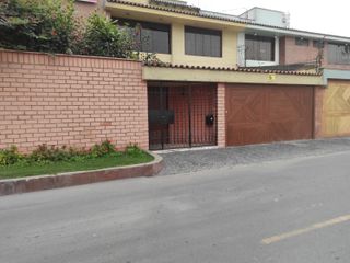 Venta de amplia casa con buena ubicación en Camacho, Surco, cerca Jockey Plaza
