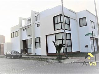 VENDO HERMOSA CASA DE  3 PÍSOS , CON  PISCINA