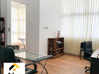VENDO HERMOSA CASA DE  3 PÍSOS , CON  PISCINA