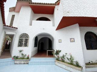 Alquiler de Casa en San Borja con jardín y piscina