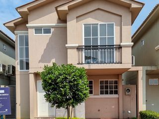 Foto 1 de Venta de Casa en Urb. Casa Laguna, Aurora, Cerca del C.C Riocentro El Dorado