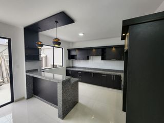 Foto 5 de VENTA DE CASA EN URB. PLAZA ASTURIA POR LA VIA QUTO