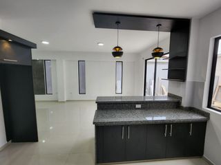 Foto 2 de VENTA DE CASA EN URB. PLAZA ASTURIA POR LA VIA QUTO