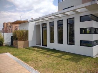 Casa amplia de venta en conjunto con piscina en Calderón