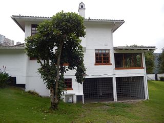 Alquiler de casa grande en Guápulo, para vivienda, oficinas o usos varios.