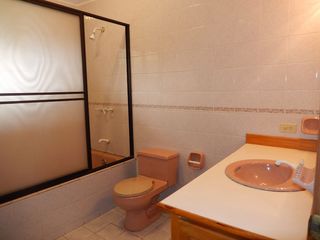Foto 14 de Alquiler de casa grande en Guápulo, para vivienda, oficinas o usos varios.
