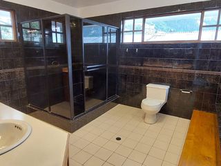 Foto 12 de Alquiler de casa grande en Guápulo, para vivienda, oficinas o usos varios.