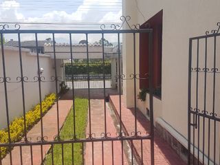 Casa de venta de 600m2 en urbanización en el Valle de los Chillos