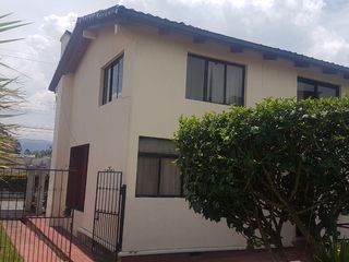 Hermosa casa en venta en la Urbanización Molinos del Viento sector Valle de los Chillos