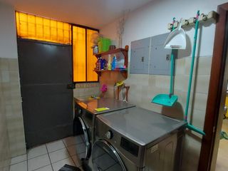 En venta casa de cuatro dormitorios con piscina en Colina de los Ceibos