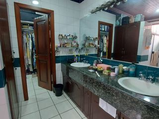 En venta casa de cuatro dormitorios con piscina en Colina de los Ceibos