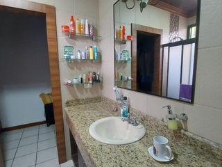 En venta casa de cuatro dormitorios con piscina en Colina de los Ceibos