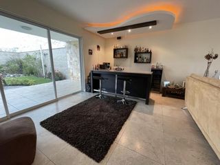 Foto 2 de Venta amplia casa 3 dormitorios en la Urbanización El Condado