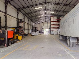 Foto 5 de Alquiler de Galpón en la Vía a Samborondón, 690 m2 y 1 oficina, 2 baños.