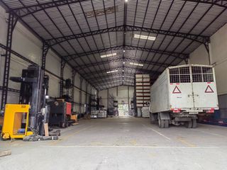 Foto 12 de Alquiler de Galpón en la Vía a Samborondón, 690 m2 y 1 oficina, 2 baños.