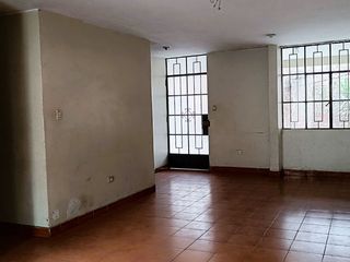Foto 4 de Casa de 2 Pisos con 2 Cocheras en Venta, Ideal para Remodelar 180M2